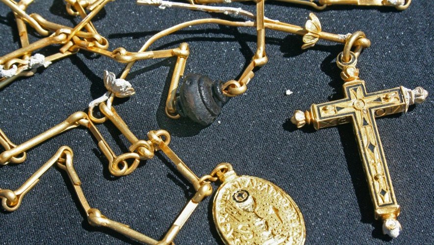 Quelques-uns des objets de dévotion en or récupérés des bateaux espagnols naufragés au XVIIe et au XVIIIe siècles au large de la Floride, dans une photo diffusée le 24 mars 2011 par le Florida Keys News Bureau