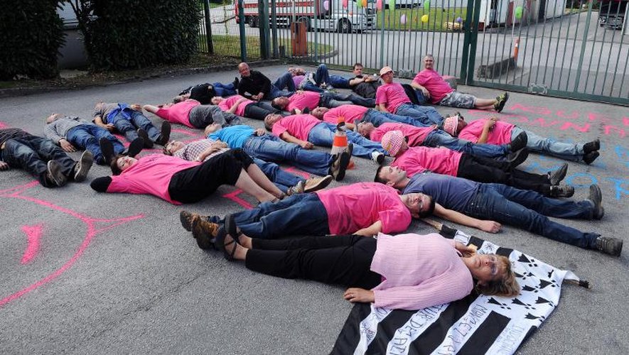 Des employés des abattoirs Gad protestent contre la fermeture de l'un des sites du groupe, le 8 octobre 2013 à Josselin