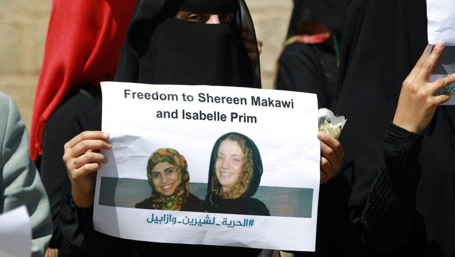 La photo d'Isabelle Prime et de son interprète Sherine Makkaoui montrée lors d'une manifestation de soutien le 9 mars 2015 à Sanaa