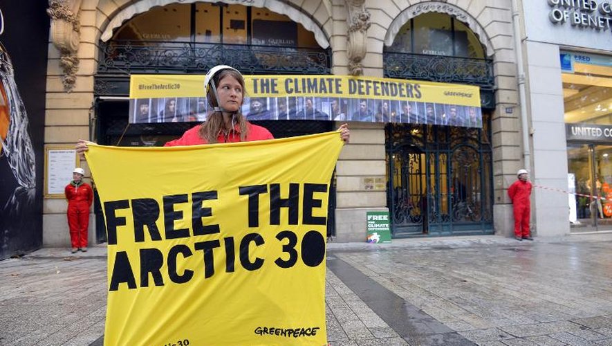 Des militants de Greenpeace devant le siège parisien de Gazprom, le 9 octobre 2013