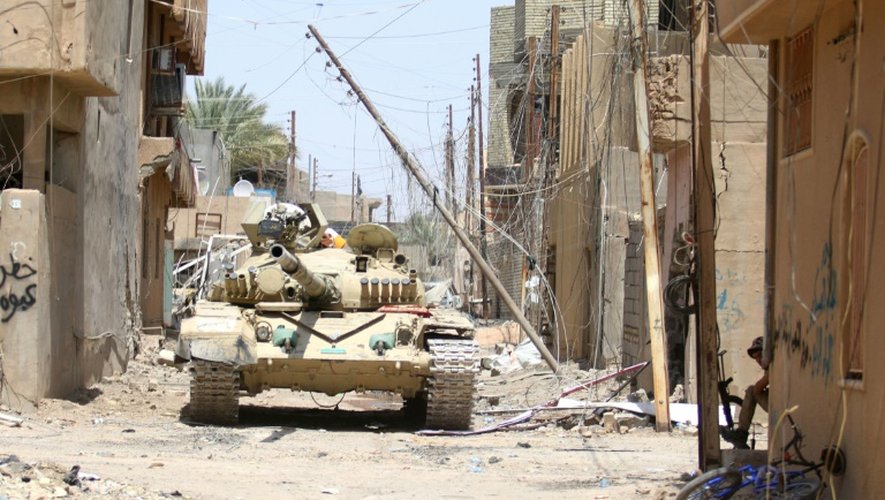 Un tank des membres des forces gouvernementales irakiennes, le 26 juin 2016 à Fallouja