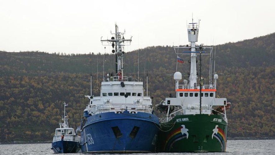 Le navire de Greenpeace Artic Sunrise arraisonné par un navire des gardes-cotes russes, le 24 septembre 2013