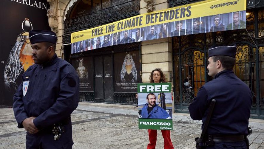 Manifestation de militants de Greenpeace le 9 octobre 2013 devant le siège de Gazprom à Paris