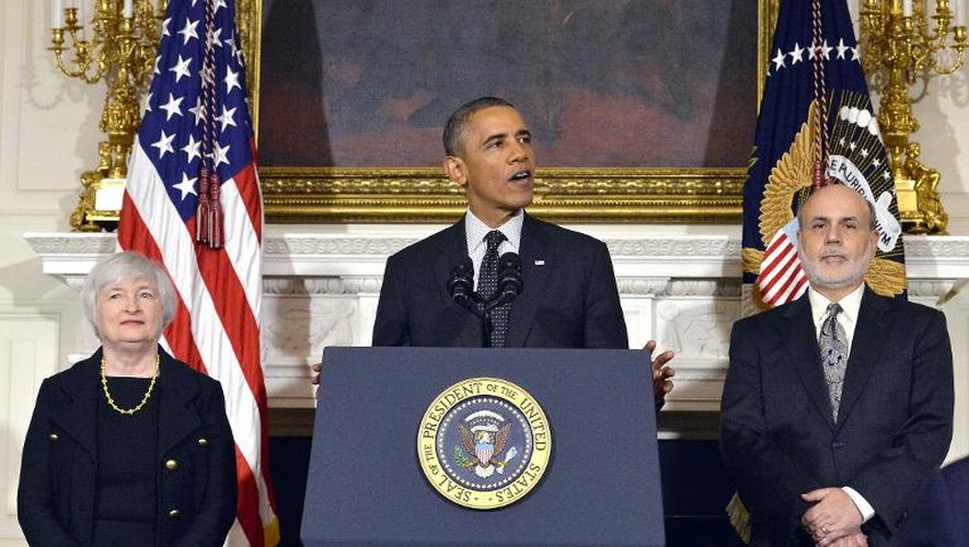 Le président des Etats-Unis Barack Obama (c) aux côtés de l'actuel président de la Fed Ben Bernanke (d) et la future Janet Yellen (g) le 9 octobre 2013 à Washington