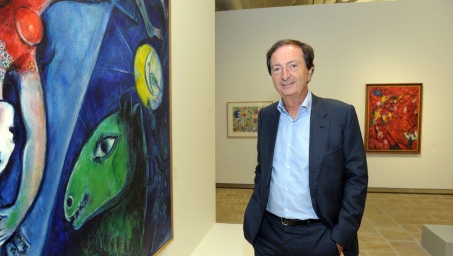 Michel-Edouard Leclerc, à la tête du Fonds Hélène et Edouard Leclerc, centre d'art contemporain de Landerneau, pose devant l'oeuvre de Marc Chagall "Le cirque bleu" à Landerneau, le 24 juin 2016
