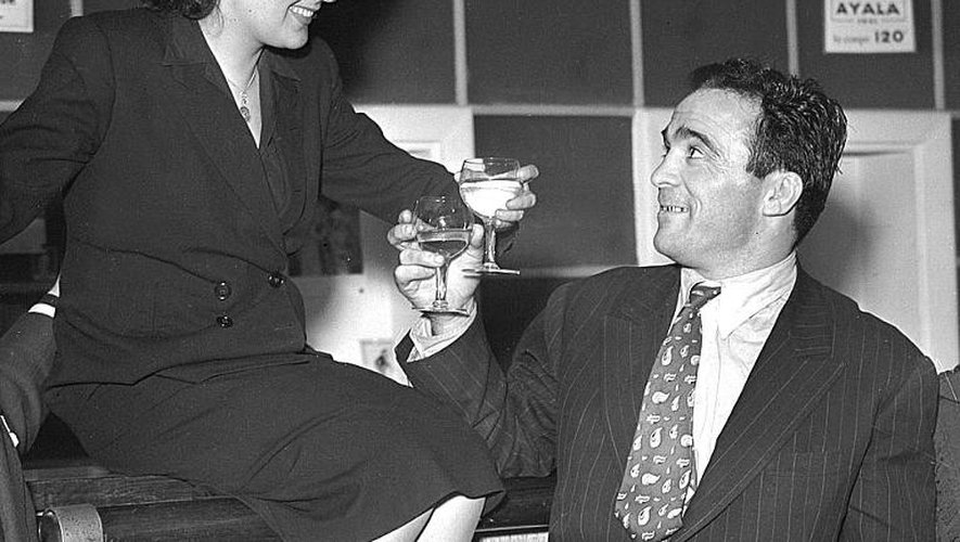 La chanteuse Edith Piaf et le boxeur Marcel Cerdan trinquent au bar du théâtre du "Club des Cinq", à Paris le 17 mars 1948.