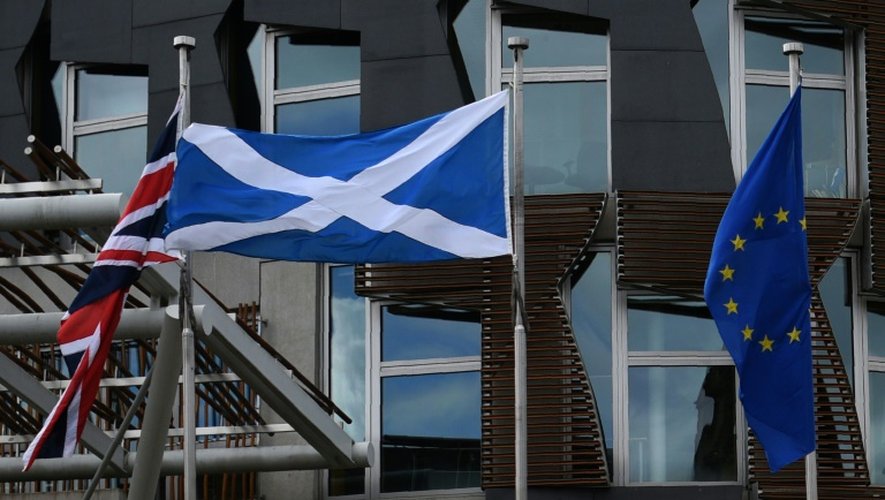 Le drapeau écossais, européen et l'Union Jack flottent sur le toit du parlement écossais, le 23 juin 2016 à Edimbourg