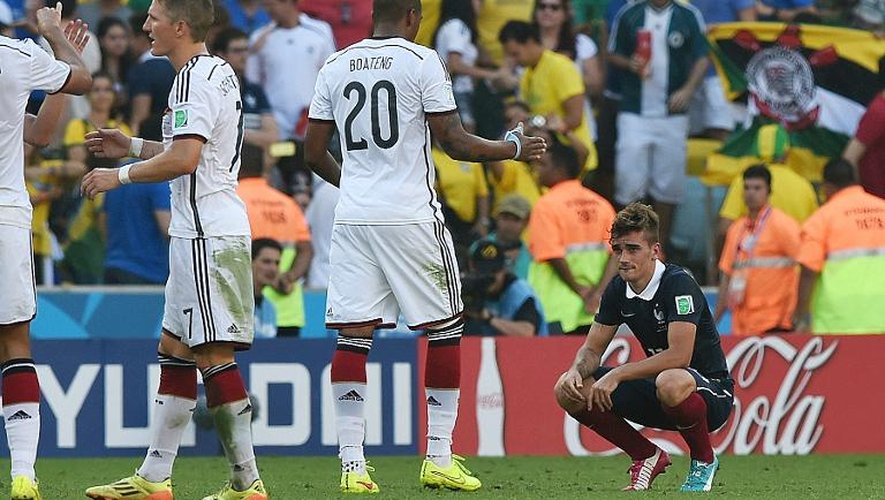 L'attaquant de l'équipe de France Antoine Griezmann abattu après la défaite de son équipe contre l'Allemagne (1-0), à Rio de Janeiro le 4 juillet 2014 en quart de finale de la Coupe du Monde.