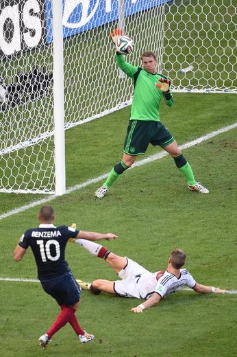 La parade de Manuel Neuer à la dernière minute du quart de finale entre l'Allemagne et la France, perdu 1-0 par cette dernière le 4 juillet 2014 à Rio de Janeiro.