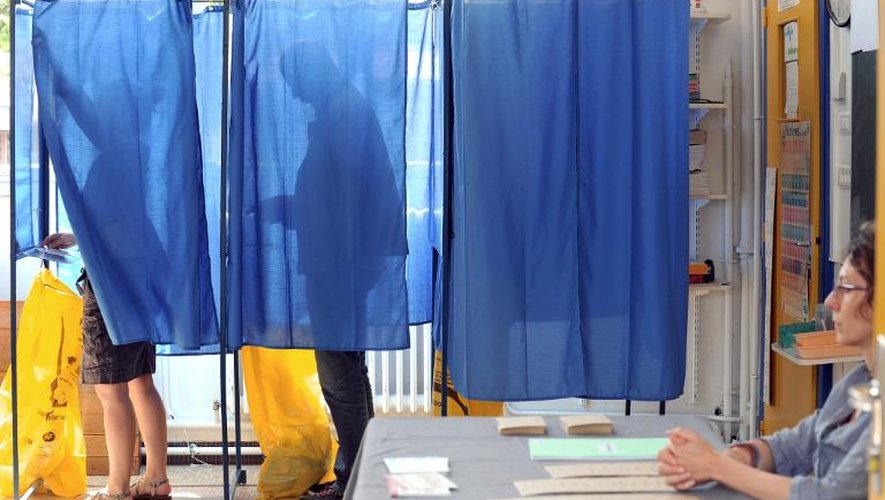 Des électeurs dans l'isoloir le 17 juin 2012 à Nantes