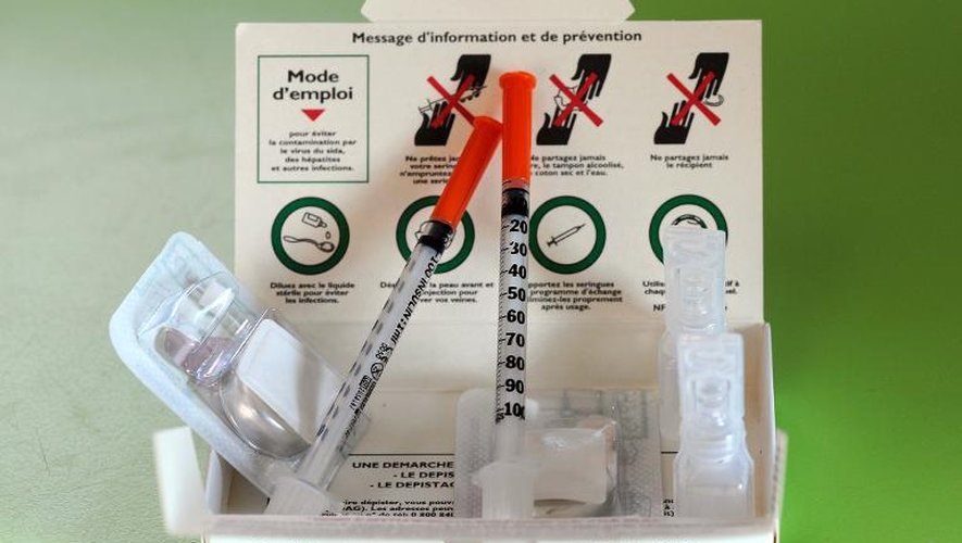 Photo en date du 29 avril 2013, d'un kit d'injection de drogue distribué par une association gay,  à Paris