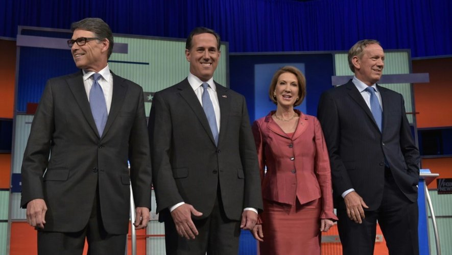 Les candidats à la primaire républicaine Rick Perry, Rick Santorum, Carly Fiorina et  George Pataki à leur arrivée au premier débat des primaires républicaines le 6 août 2015 à Cleveland