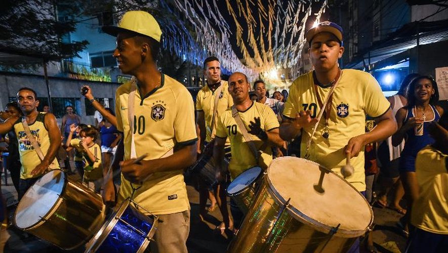 Groupe de percussionistes de la favela de Jacarezinho à Rio de Janeiro célébrant la victoire de la Seleçao en quart de finale du Mondial contre la Colombie, le 4 juillet 2014