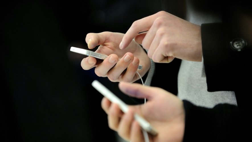 Des clients essayent l'Iphone 5 lors de l'ouverture d'une boutique Apple, le 15 novembre 2012 à Saint-Herblain, dans l'ouest de la France
