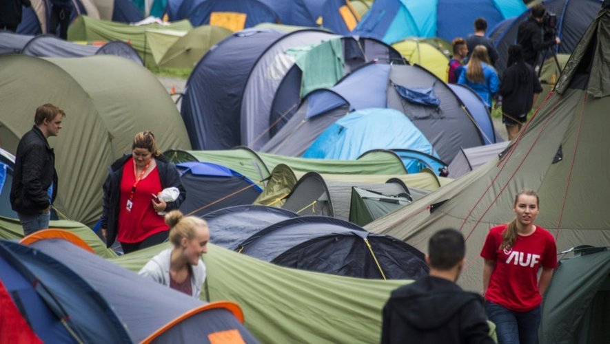 Des Jeunes travaillistes installent des tentes sur l'île d'Utøya en Norvège, le 7 août 2015