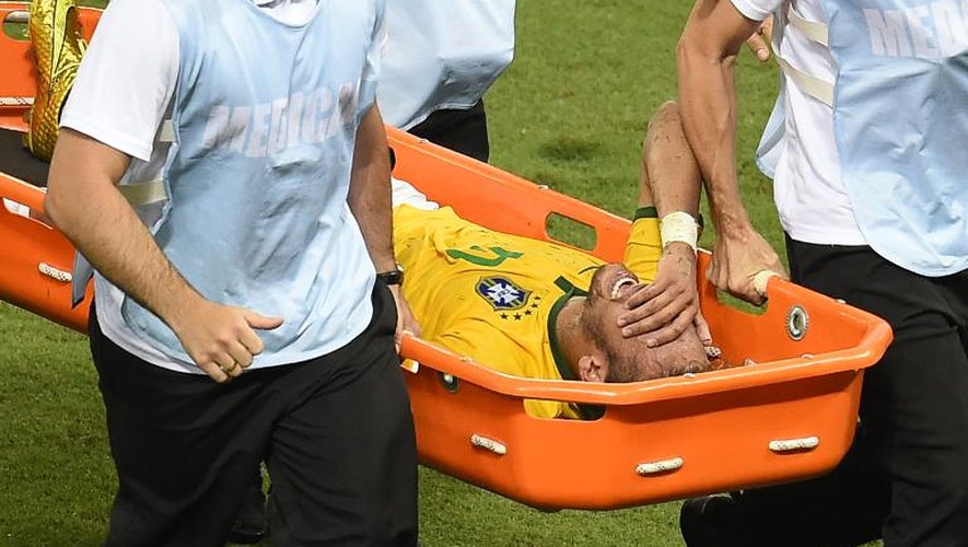 L'attaquant brésilien Neymar blessé durant le quart de final du Mondial contre la Colombie, le 4 juillet 2014 à Fortaleza