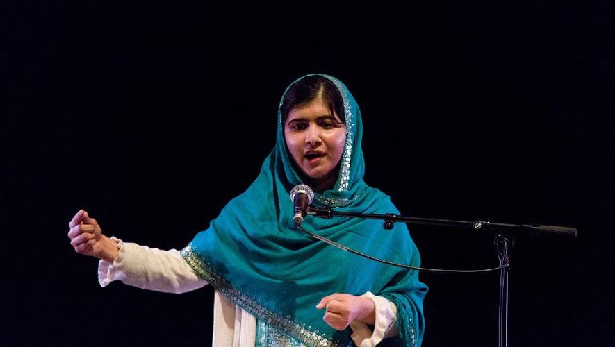 Malala Yousafzai prononce un discour après avoir reçu le prix Anna Politkovskaïa, le 4 octobre 2013 à Londres