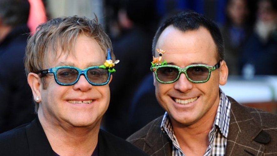 Elton John et David Furnish bientôt mariés ! Le mariage pour tous arrive en Angleterre, le couple gay annonce son union pour mai 2014