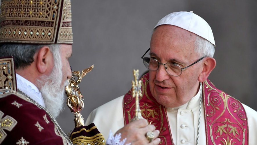 Le pape François (D) et le chef de l'Eglise apostolique arménienne, le Catholikos Karékine II, le 26 juin 2016 à Erevan