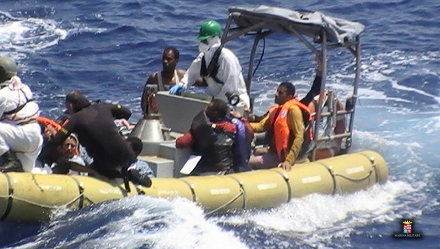 Photo fournie par la marine militaire italienne du sauvetage de migrants le 5 août 2015 au large de la Libye