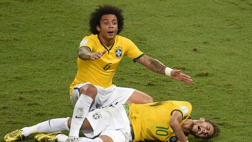 Le défenseur brésilien Marcelo demande de l'aide pour Neymar, blessé, durant le quart de finale contre la Colombie à Fortaleza, le 4 juillet 2014