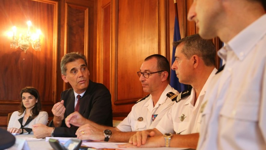 Le préfet de La Réunion  Dominique Sorain (2e g) lors d'une réunion avec des militaires français à Saint-André, le 7 août 2015 à La Réunion