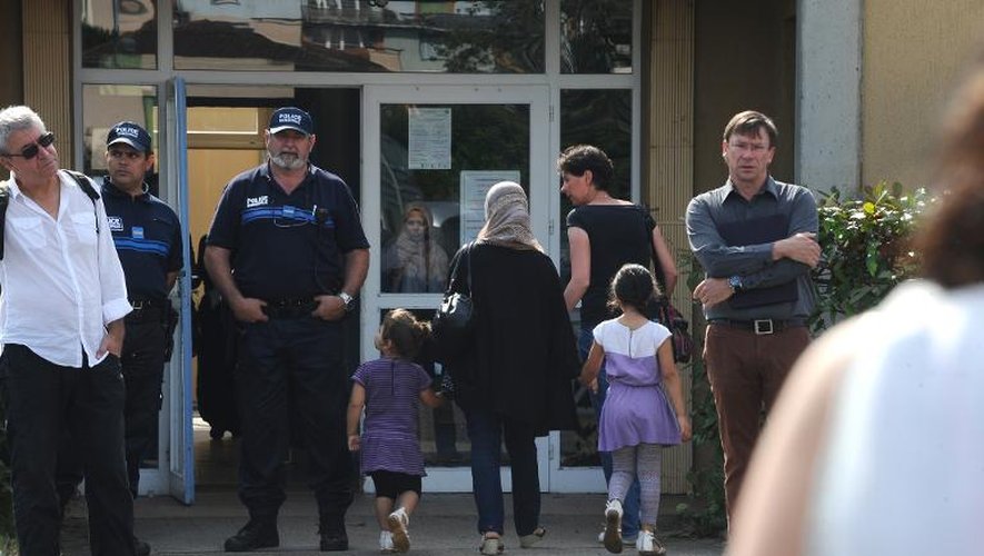 Des parents et des élèves arrivent à l'école Edouard Hériot, à Albi le 5 juillet 2014 pour rencontrer des psychologues, au lendemain du meurtre d'une enseignante par une déséquilibrée