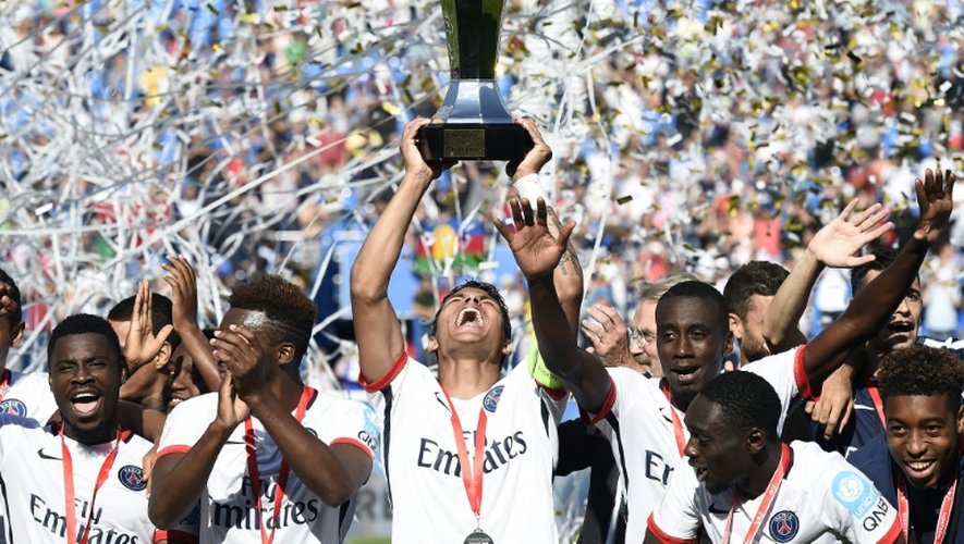 Thiago Silva brandit le Trophée des champions entouré de ses coéquipiers après la victoire du PSG contre Lyon, le 1er août 2015 à Montréal