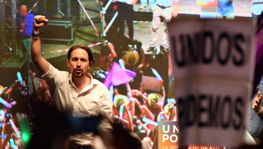Le chef de Podemos Pablo Iglesias s'exprime devant ses partisans, quelques instants avant l'annonce des résultats à Madrid, le 26 juin 2016