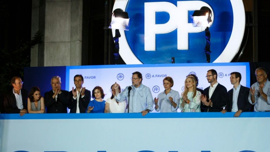 Le chef de gouvernement Mariano Rajoy entouré de membres de son parti populaire s'adresse à ses partisans après la victoire du PP, le 26 juin 2016 à Madrid