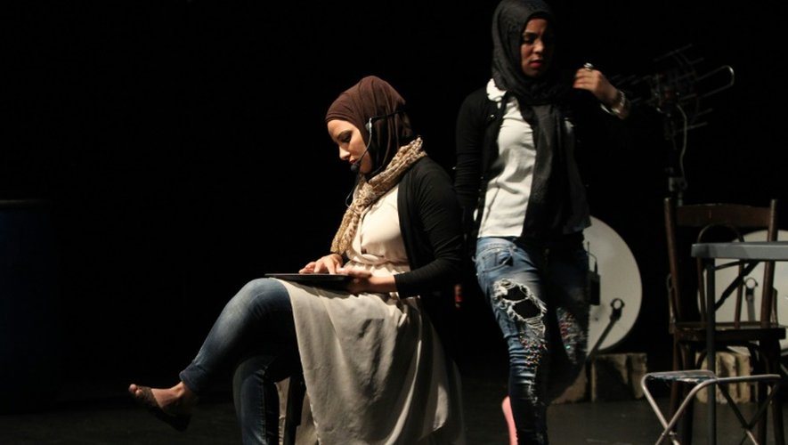 Des acteurs amateurs originaires de Tripoli et venant de communautés opposés, se retrouvent sur une scène de théâtre à Beyrouth, le 15 juin 2015 pour jouer un conte tripolitain
