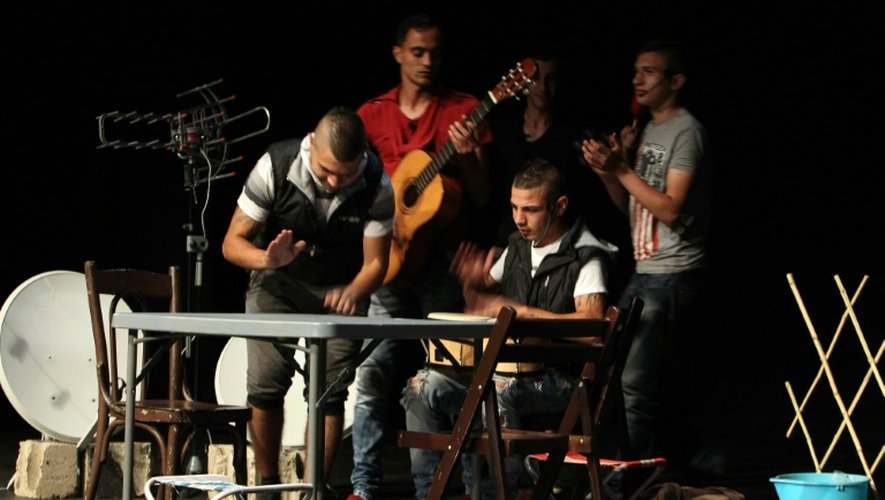 Des acteurs amateurs originaires de Tripoli et venant de communautés opposés, se retrouvent sur une scène de théâtre à Beyrouth, le 15 juin 2015 pour jouer un conte tripolitain