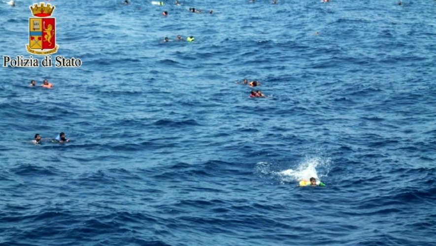 Image fournie par la police italienne d'opérations de sauvetage en mer le 5 août 2015 pour récupérer des survivants après le naufrage d'un bateau de migrants entre la Libye et l'Italie