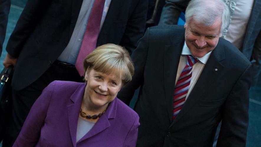 La chancelière Angela Merkel et le dirigeant de Bavière Horst Seehofer, de la CSU, arrivent à une rencontre avec des responsables du parti écologiste, à Berlin le 10 cotobre 2013