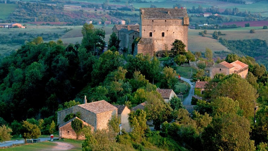 Bâti sur un éperon rocheux, sur la commune de Gissac, le château de Montaigut, un des plus anciens du Rouergue (Xe siècle, construit sur des sépultures du VII<MD+>e<MD> siècle), domine la belle et très colorée région du Rougier de Camarès