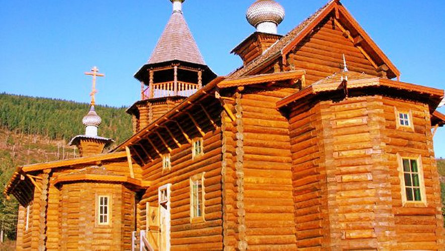 Sur les hauteurs de Sylvanès, la surprenante église de style russe orthodoxe toute proche, nichée au milieu de la forêt et véritable cathédrale de bois.
