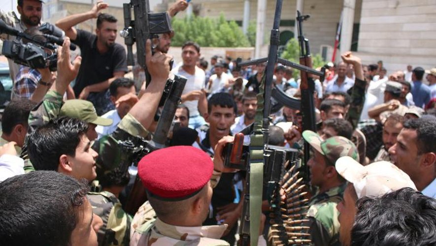 Des chiites irakiens se regroupent dans la ville de Bassorah, le 5 juillet 2014, prêts à combattre contre des jihadistes sunnites