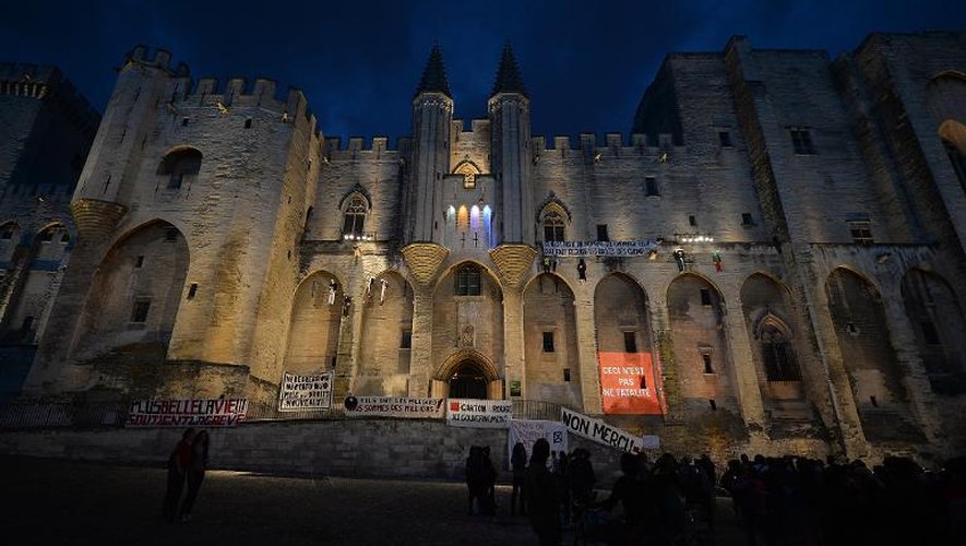 Des affiches rappelant le mouvement social déclenché par les  intermittents du spectacle sont apposées sur le Palais des Papes à Avignon, le 4 juillet 2014