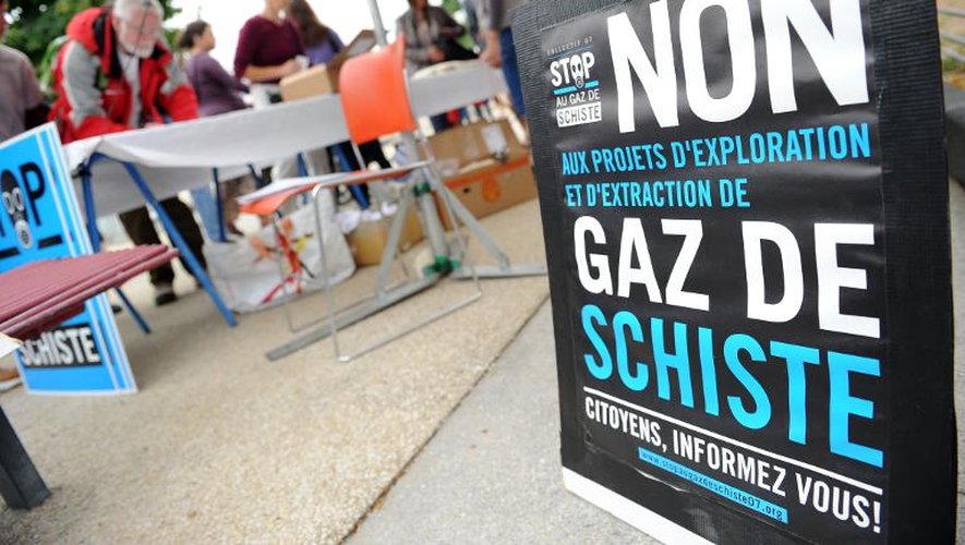 Signature d'une pétition contre l'extraction du gaz de schiste le 22 septembre 2013 à Saint-Christol-les-Ales
