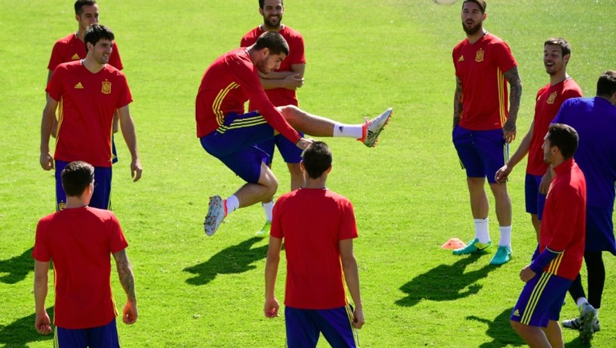 Alvaro Morata (C) et les joueurs espagnols à l'entraînement le 26 juin 2016 à  Saint Martin de Re