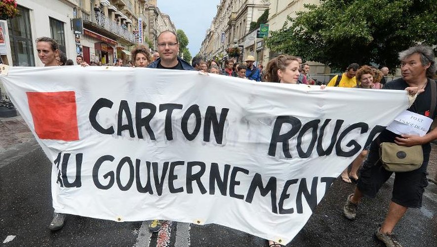 Des intermittents du spectacle défilent dans les rues d'Avignon, le 4 juillet 2014