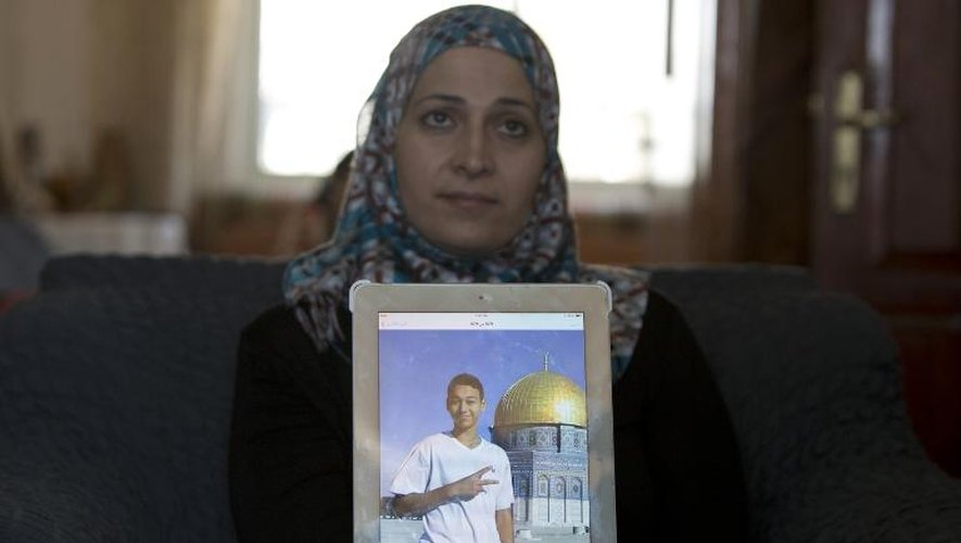 La mère de Tariq Abu Khder (portrait), le cousin âgé de 15 ans de Mohammad Abou Khdeir, Palestinien assassiné brûlé vif, avant l'assaut de la police israélienne  à Jérusalem-Est le 5 juillet 2014