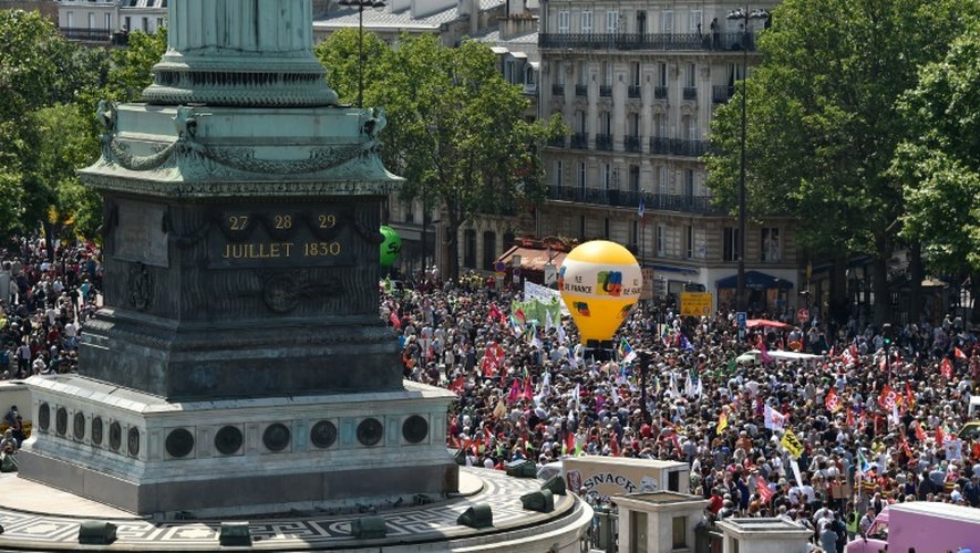 Les manifestants contre la loi travail rassemblés place de la Bastille le 23 juin 2016 à Paris