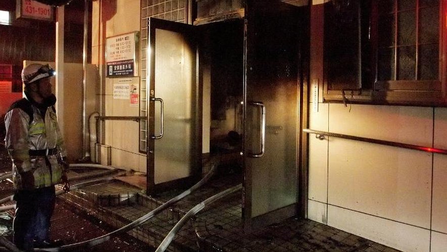 Des pompiers sur les lieux d'un incendie qui a ravagé une clinique, le 11 octobre 2013 à Fukuoka, dans le sud du Japon