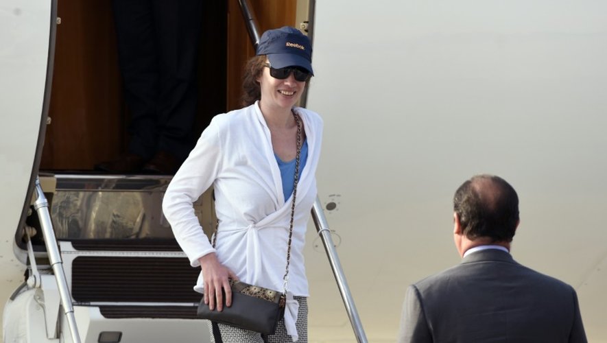 L'ex-otage au Yémen Isabelle Prime accueillie par le président François Hollande sur la base militaire de Villacoublay, près de Paris, le 7 août 2015