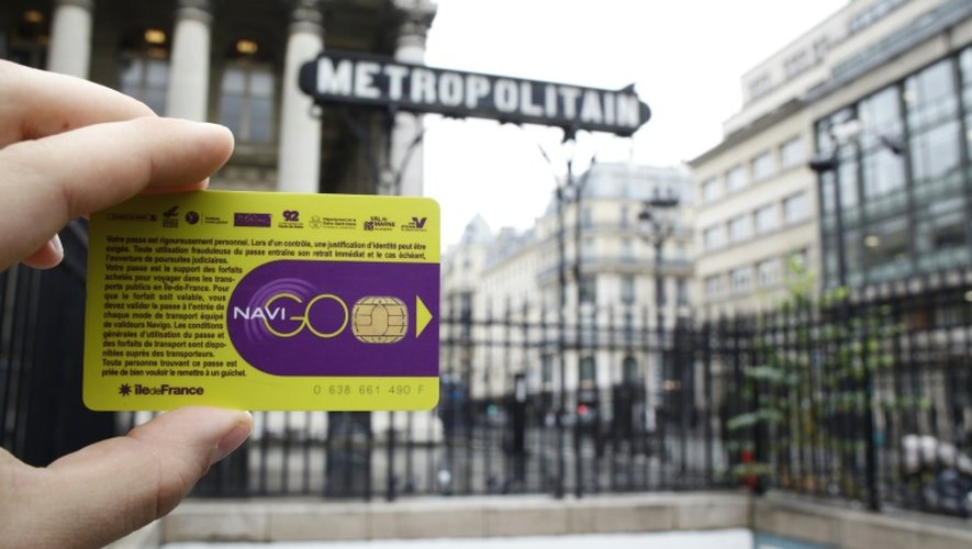 Un pass Navigo présenté à l'entrée d'une station de métro le 10 décembre 2014 à Paris