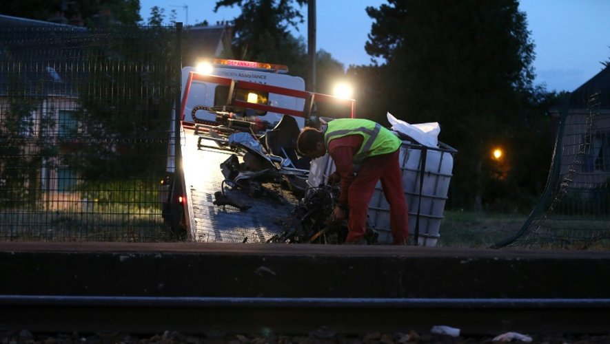Dégâts après une collision entre un TER et une voiture, le 8 août 2015 à Condé-sur-Huisne(Orne), accident qui a fait la veille au soir 3 morts parmi les passagers du véhicule