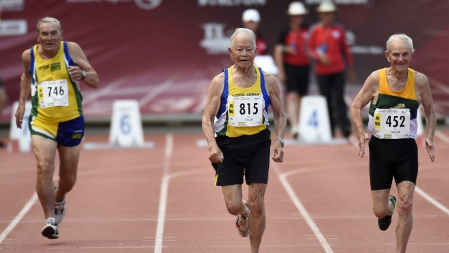 Les Brésiliens Frederico Fischer (g), son compatriote Mamoru Ussami (c) et l'Australien James Sinclair en finale du 100 m des plus de 90 ans, le 7 août 2015 à Lyon