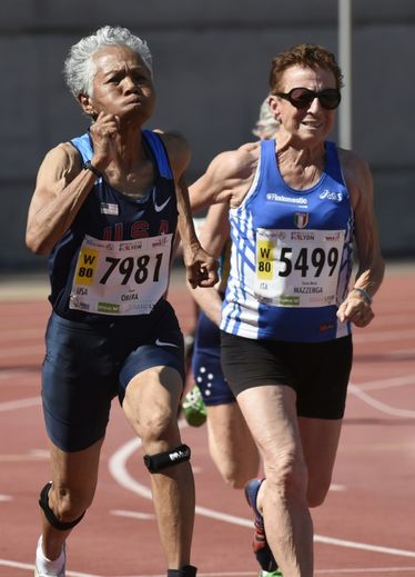 Le 100 m féminin des octogénaires avec l'Américaine Irene Obera (g) et l'Italienne Emma Maria Mazzenga, le 7 août 2015 à Lyon