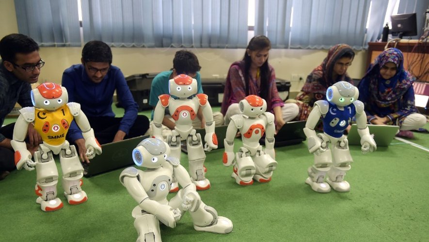Des étudiants pakistanais membres de l'équipe de robotique programment leurs robots à l'université de sciences et de technologie d'Islamabad, le 9 mai 2016